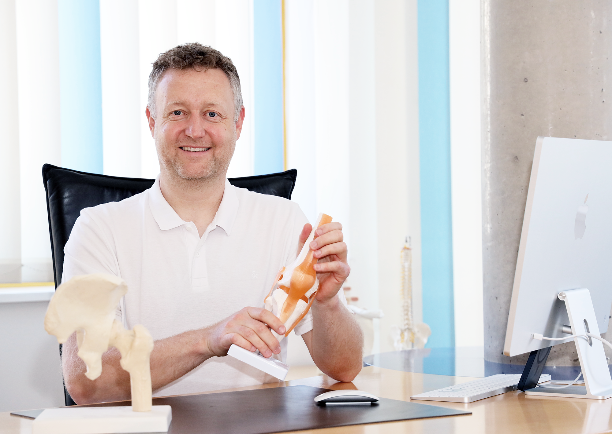 Dr. Michael Matz in seiner Praxis an der Münchner Freiheit